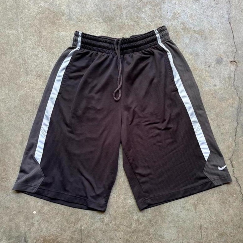 Vintage Y2K Nike black basketball shorts   Mens Size Medium